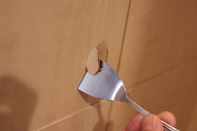 壁やドアに空いた穴を自分で直す方法 Diyでキズを目立たなくする Conote